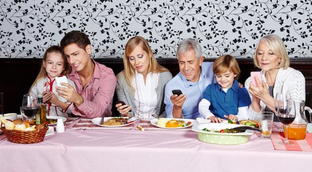 Familie schaut auf ihre Smartphones